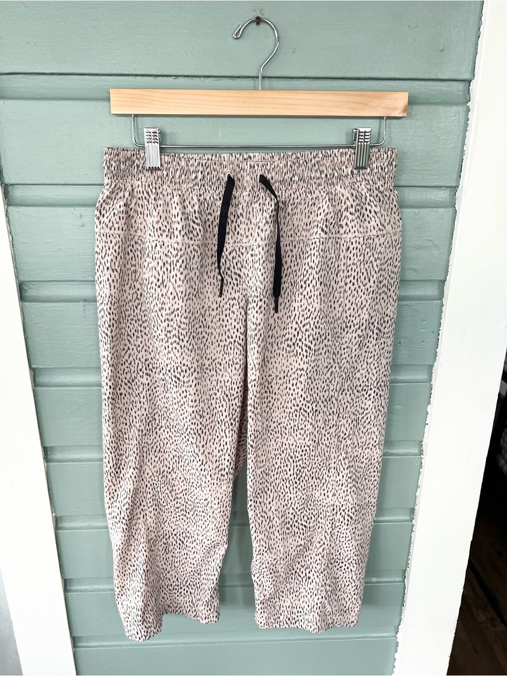 Lululemon animal print capri pants workout athletic gym size 6 fall school
